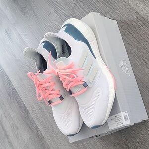 Adidas UltraBoost 22  Size 6 to 6.5 with box